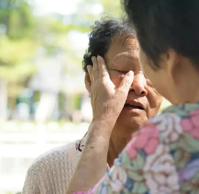 七十岁的老人养老需多少钱一个月呢,七十岁以上老人养老金多少钱一个月