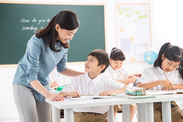 老师打自己最宠的学生作文怎么写,老师打自己最宠的学生作文怎么写的