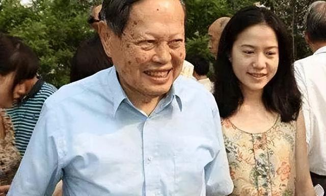 翁帆如何解决生理杨振宁还能干动翁帆吗,翁帆没想到杨振宁活这么久