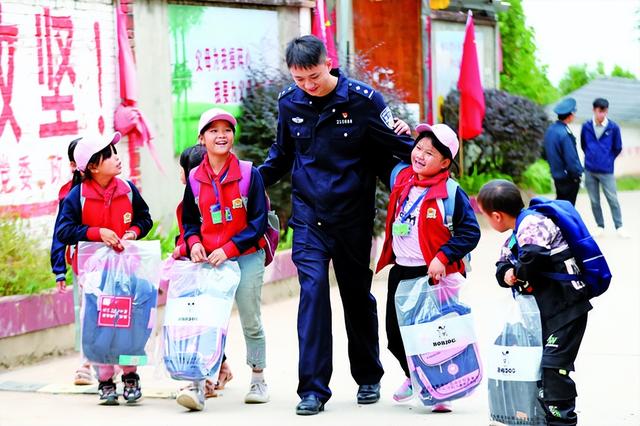 【公安心向党_护航新征程】警察蓝闪耀在希望的田野上