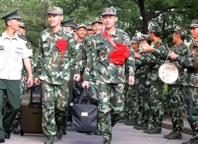 两年义务兵退伍费一共多少钱,两年义务兵回来一共能拿多少钱