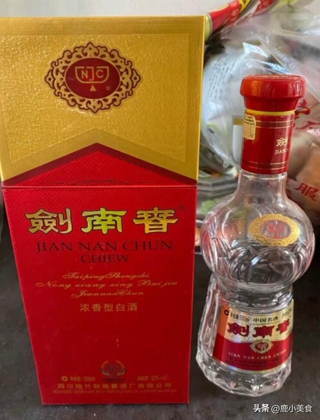 一个人手拿酒杯图片,啤酒图片_真实照片