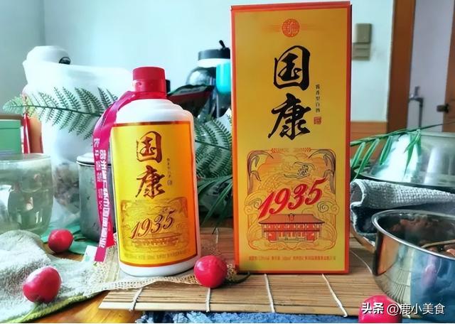 一个人手拿酒杯图片,啤酒图片_真实照片