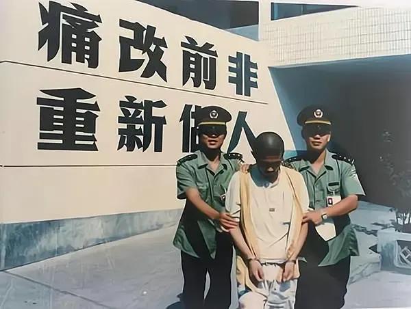 这天本是一个死刑犯的枪毙之日，但在行刑前，他却被突然免除死刑