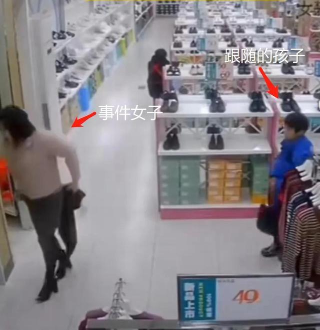 奇葩！女子试衣间小便_拿店内裤子当纸尿裤_孩子全程趴地窥视